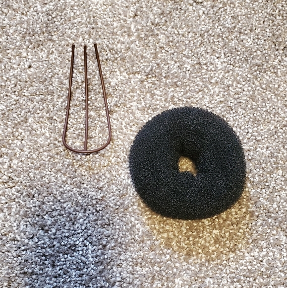 12/$30  π©βπ¦±π€  2 hair items and cosmetics bag - Picture 2 of 7